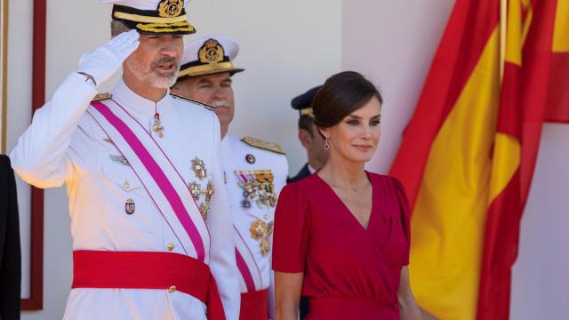 Los Reyes presiden el desfile del Dia de las Fuerzas Armadas en Sevilla.