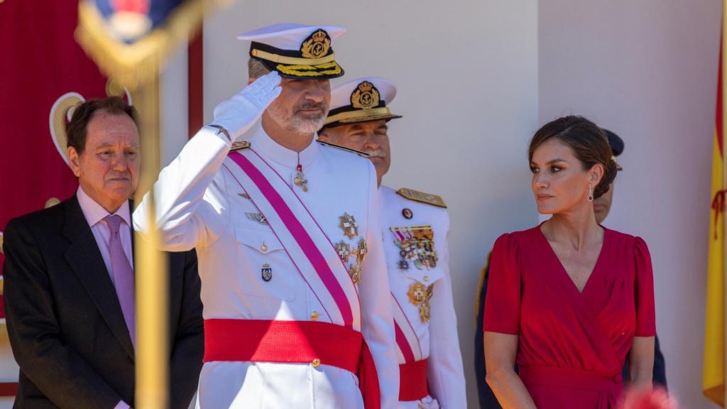 Los Reyes don Felipe y Letizia, en el desfile del Día de las Fuerzas Armadas, en Sevilla.