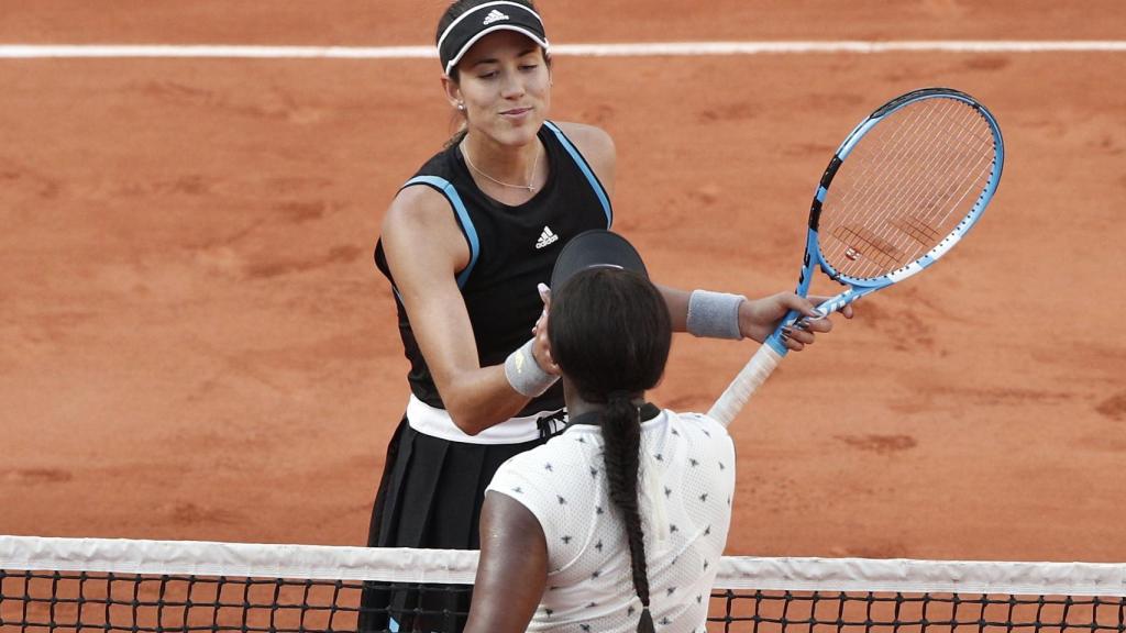 Muguruza da la mano a Stephens tras el partido
