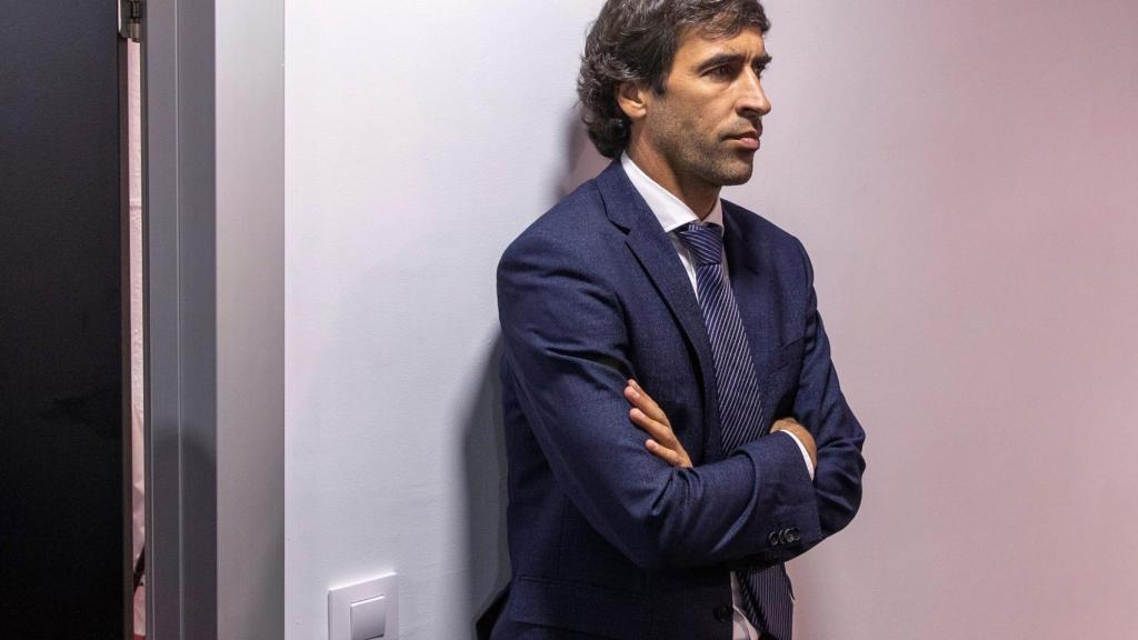 Raúl González, con rostro serio