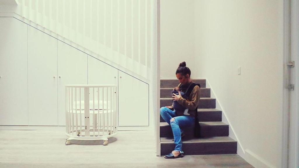 Verdeliss posa junto a uno de sus lugares favoritos de la casa, el hall y los primeros peldaños de la escalera.