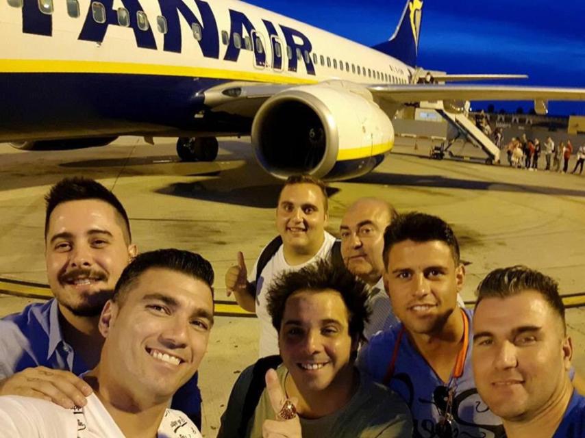 Reyes antes de montarse en un avión con varios familiares. En el centro de la imagen, enla parte superior, su primo Juan Manuel