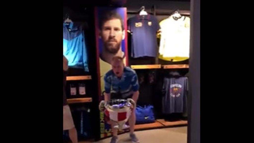 Varios hinchas del Liverpool se mofaron de Messi y Coutinho en una tienda oficial