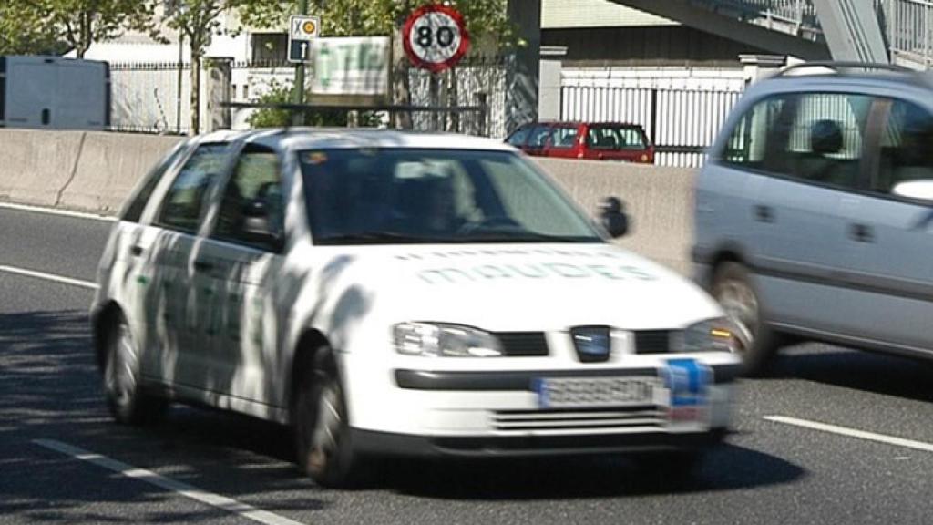 Una alumna durante un examen práctico.