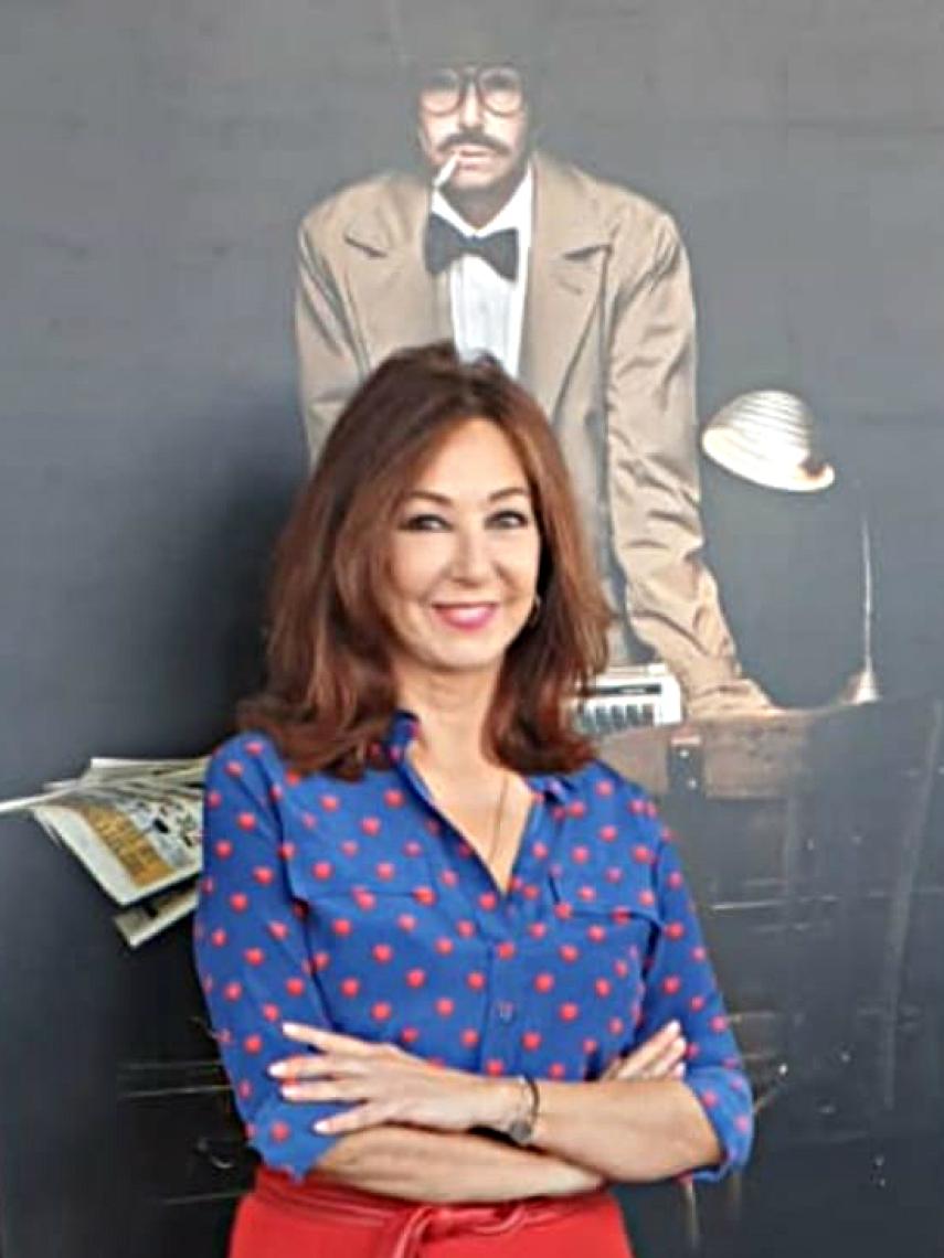 Ana Rosa Quintana posando para los medios de comunicación.