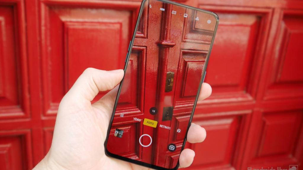 Pantalla de un móvil en exteriores