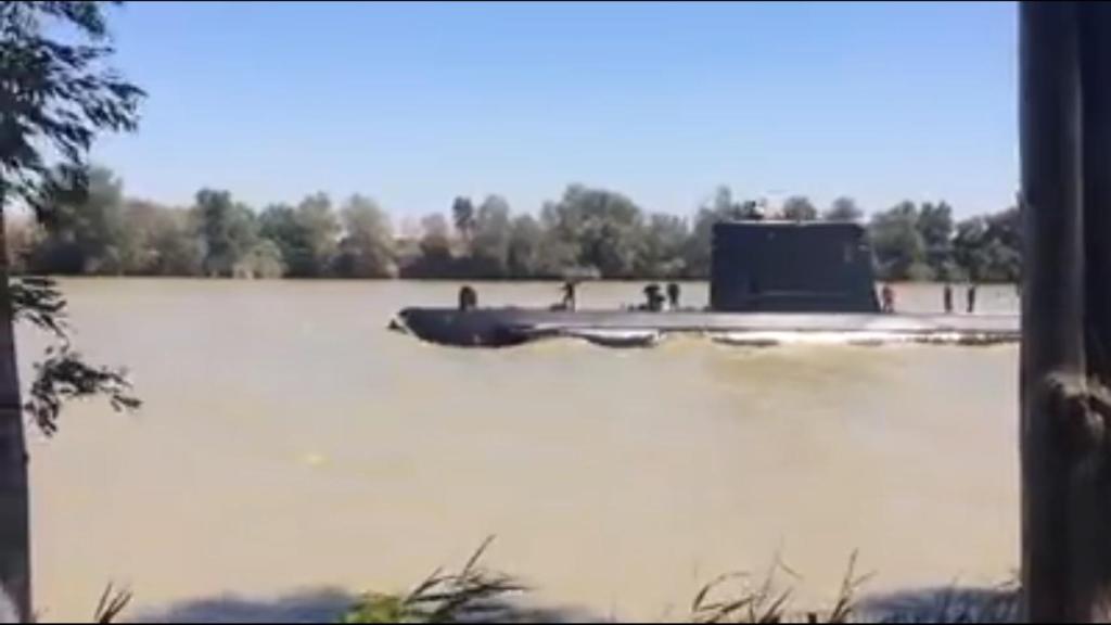 El submarino Tramontana recorre las aguas del río Guadalquivir.