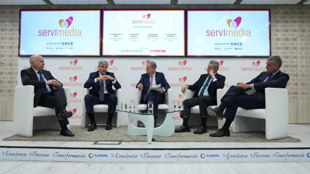 El presidente de KPMG España, Hilario Albarracín; el presidente de Deloitte España, Fernando Ruiz; el presidente de EY España, José Luis Perelli; y el presidente de PwC España, Gonzalo Sánchez  con el director general de Servimedia, José Manuel González Huesa.