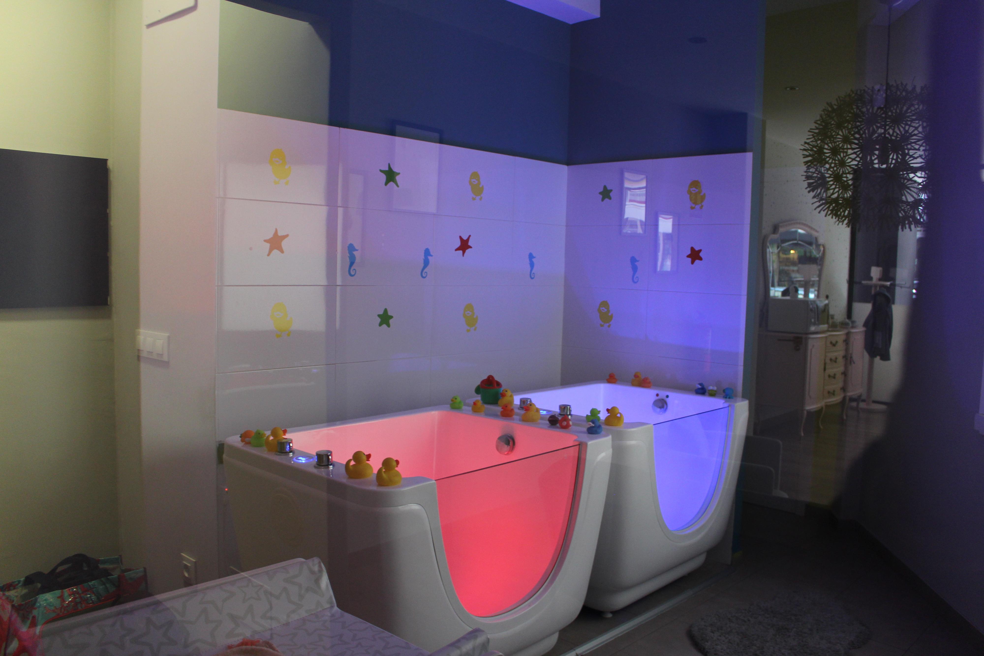 Bañeras donde realizan el tratamiento con los bebés
