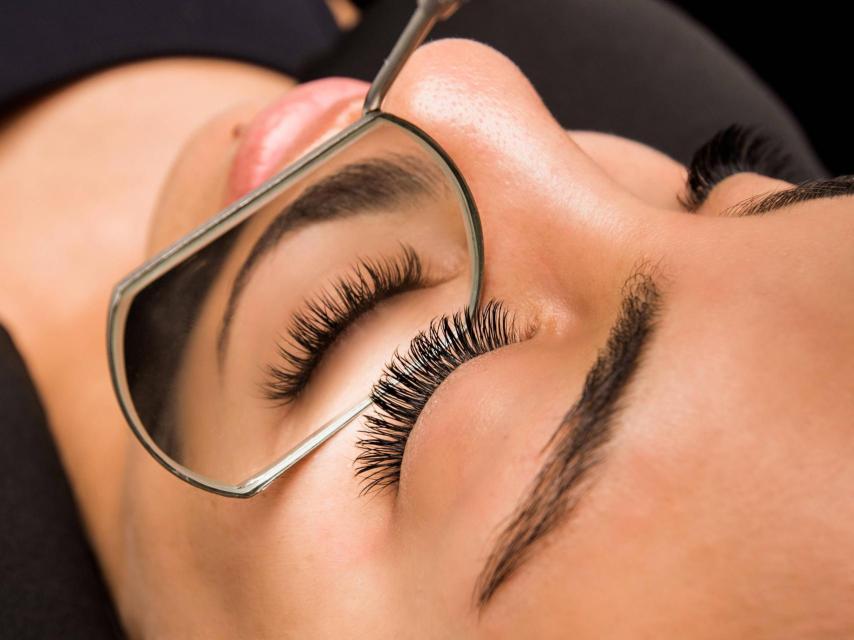 Extensiones de pestañas.