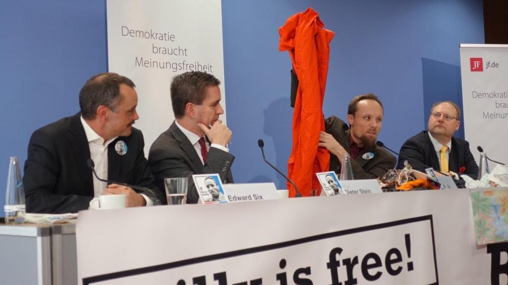 El periodista durante una de sus conferencias.