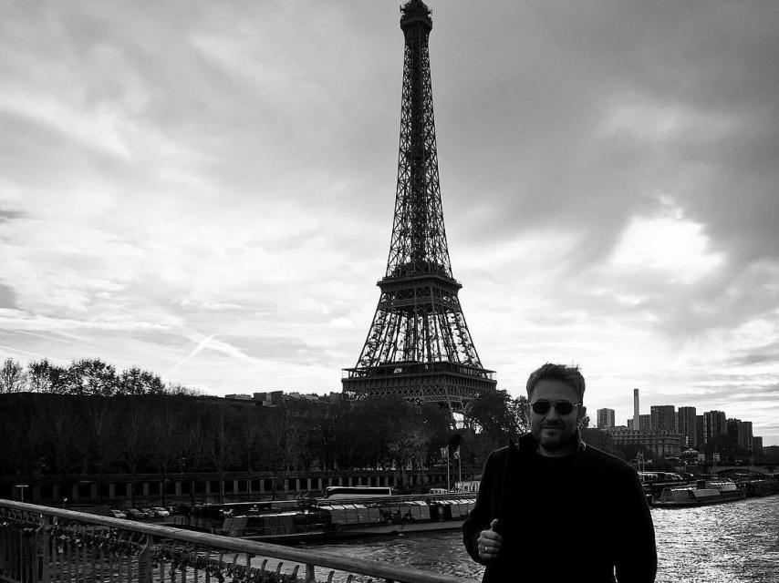 El escritor domina a la perfección el francés y se desenvolvió sin problema en la capital gala.