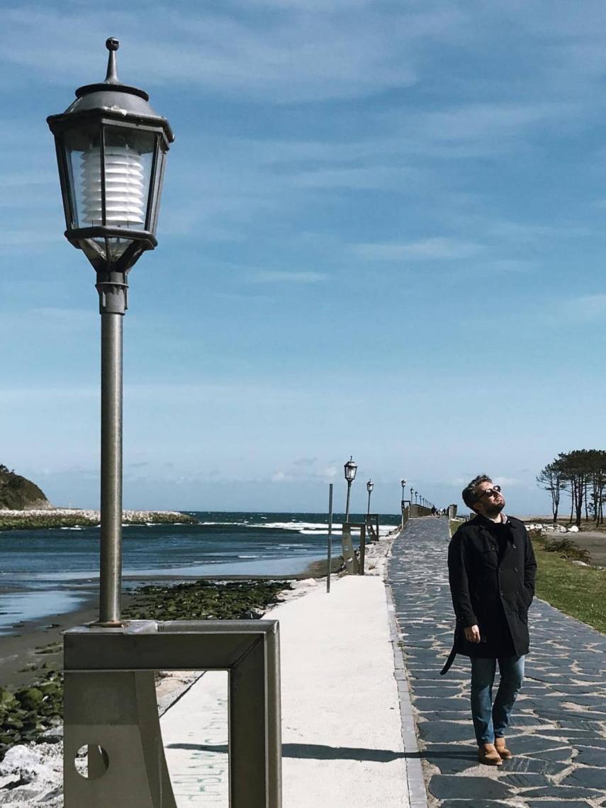 El náutico paisaje de Navia le acompañó a principios de mayo.