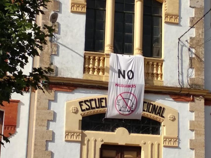 En muchas de las casas de los pueblos cuelgan este tipo de mensajes.