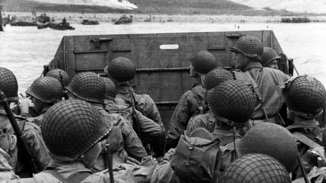 Soldados estadounidenses acercándose a Omaha Beach