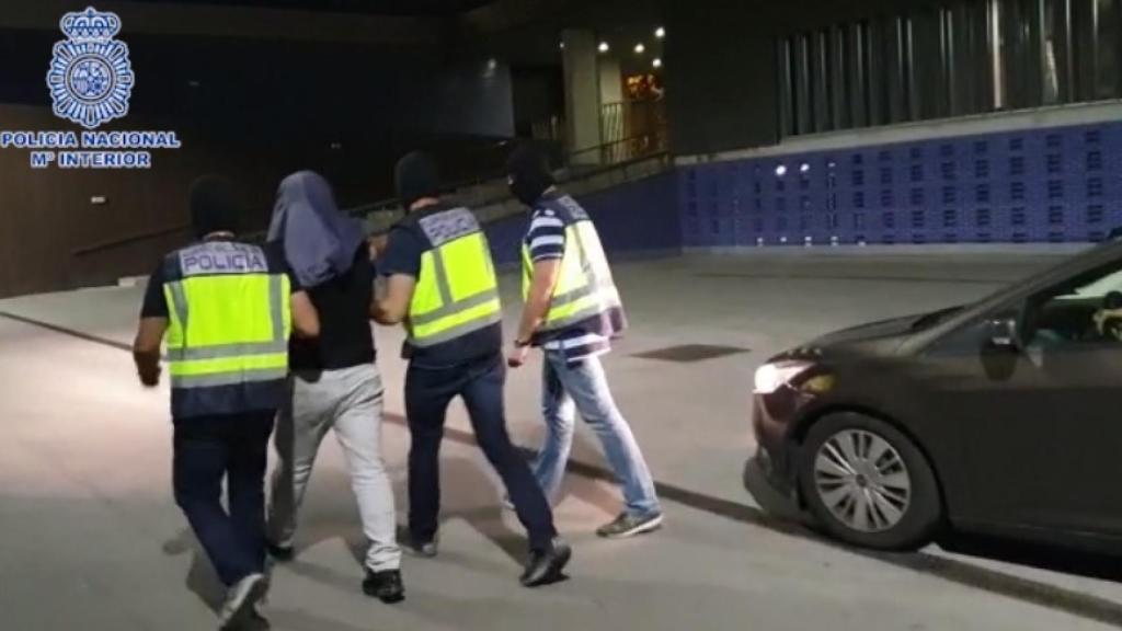 Momento en el que la Policía traslada al detenido en Santa Coloma de Gramanet.