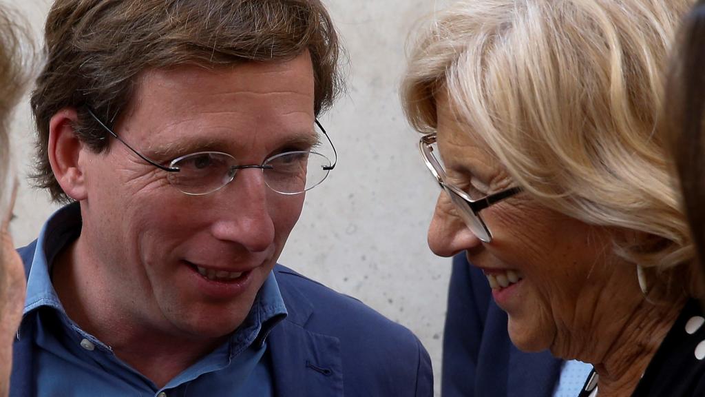 Almeida y Carmena, en la Feria del Libro de Madrid