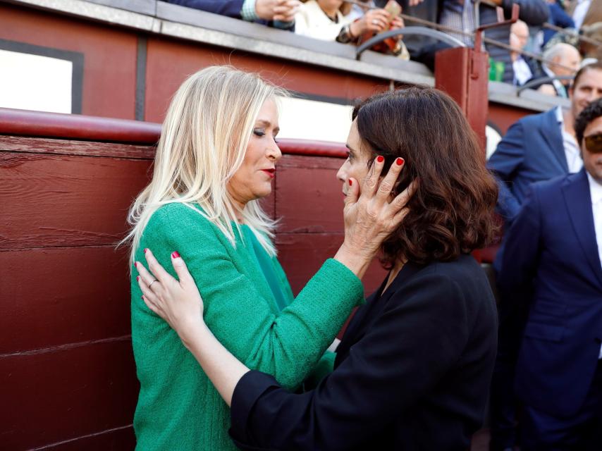 Cristina Cifuentes e Isabel Díaz Ayuso se saludan en Las Ventas.