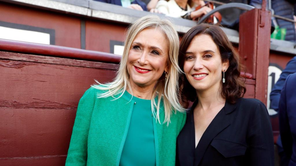 Cristina Cifuentes e Isabel Díaz Ayuso en Las Ventas.