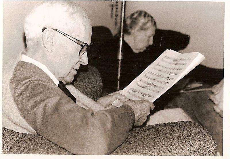 Losada con una de sus partituras