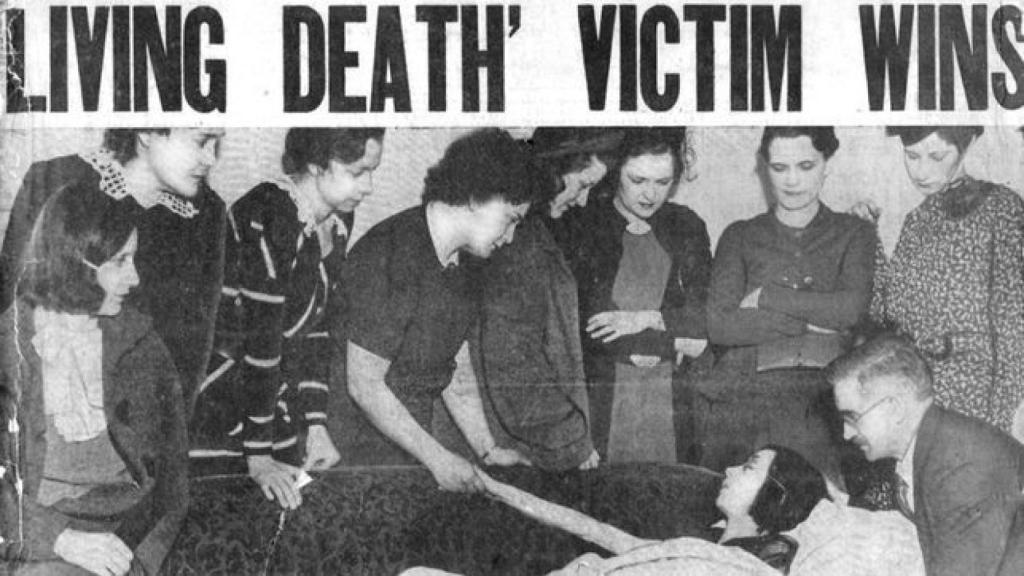 Recorte de un periódico que muestra la lucha de las chicas del radio.