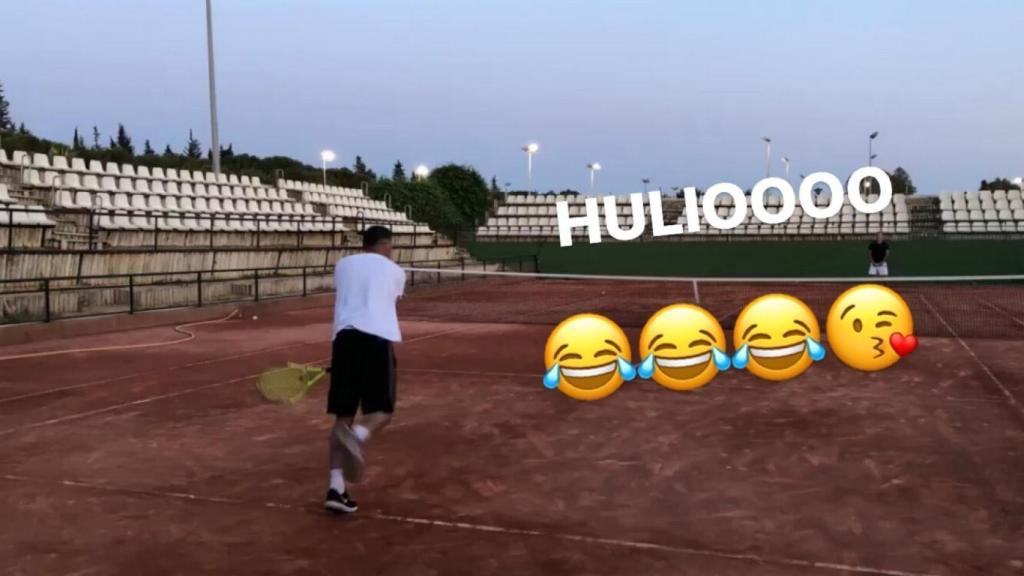 Joaquín Sánchez jugando al tenis