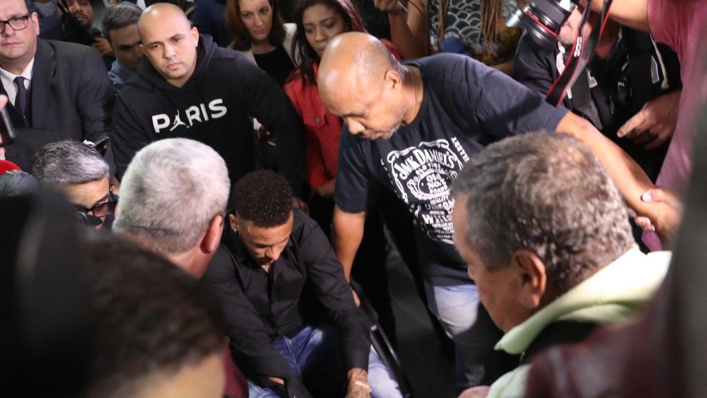 Neymar acude a declarar en silla de ruedas