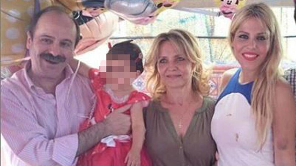 Noelia López junto a sus padres y su hija Triana.