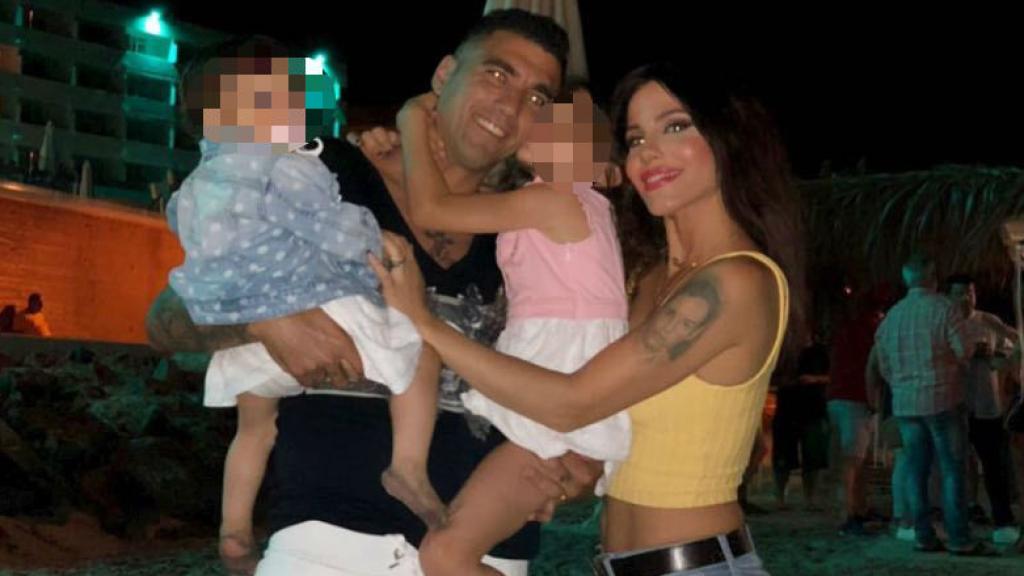 José Antonio Reyes, Noelia López y sus dos hijas de vacaciones en Matalascañas (Huelva).