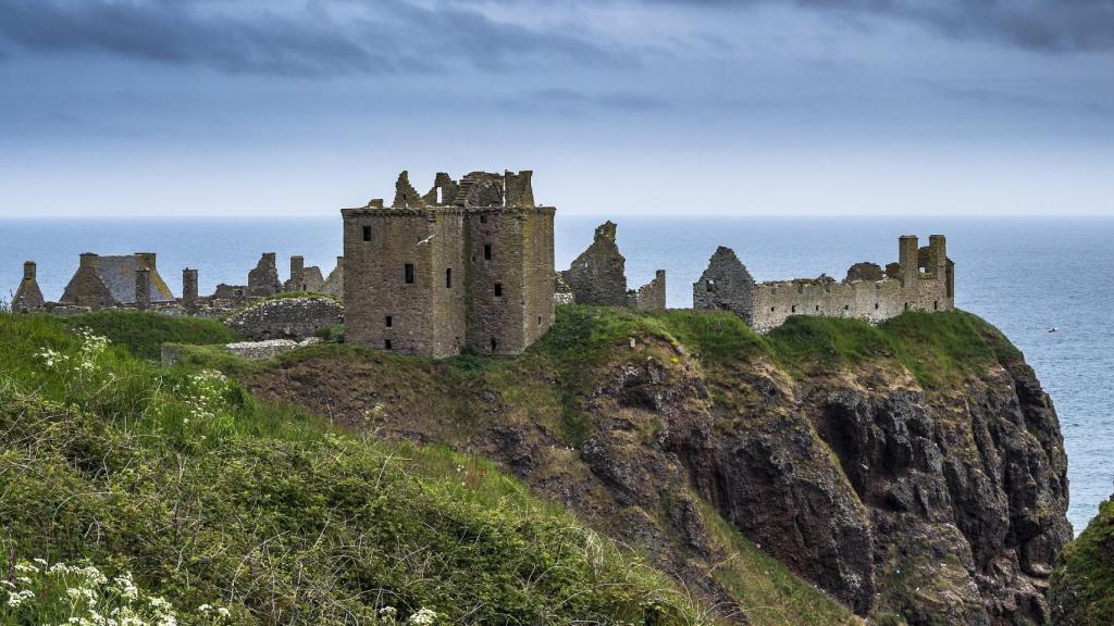 Dunnottar Castle a los pies de un acantilado, desafiando al mar del Norte.