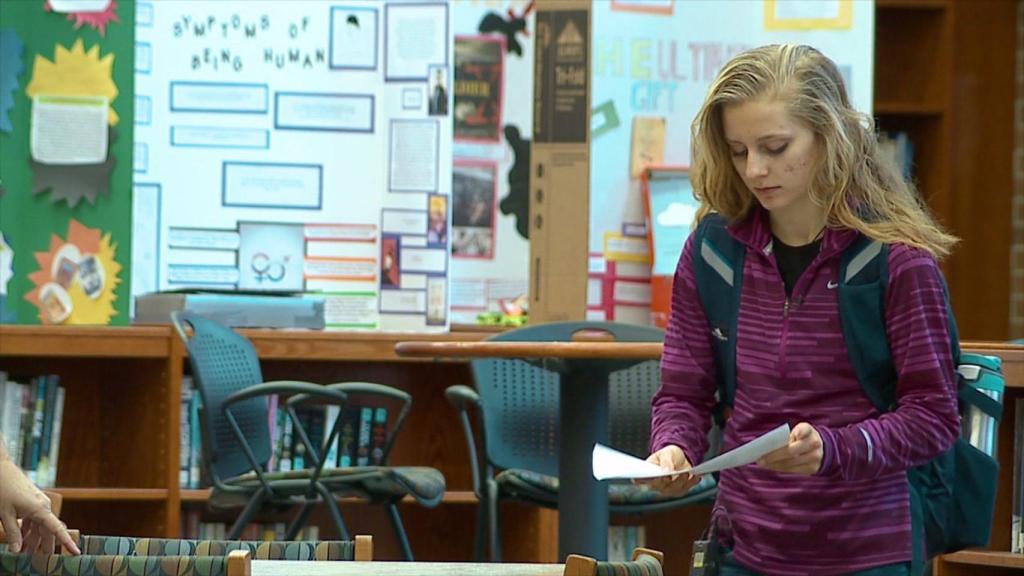 Una educadora especial ayuda a Caitlin a intentar llevar una vida lo más normal posible en la escuela.