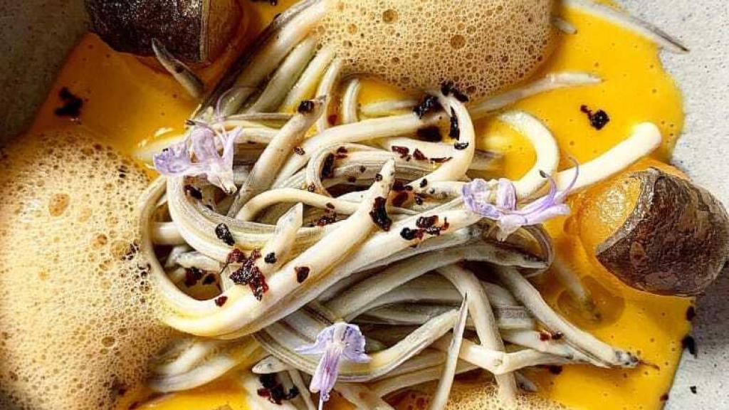 Angulas en un amarillo de anguila y palo cortado, de Dani García.