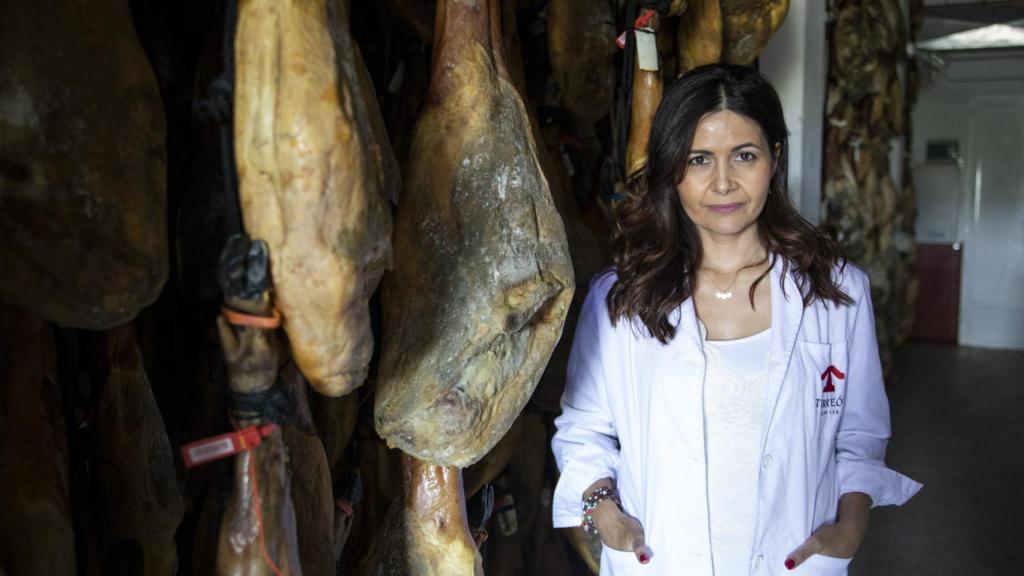 Laura García, la pequeña de las dos hermanas, es la responsable de exportar el producto.