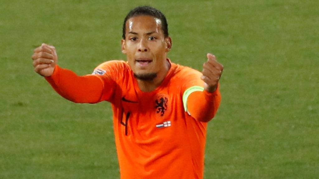 Van Dijk disputando un partido con su selección