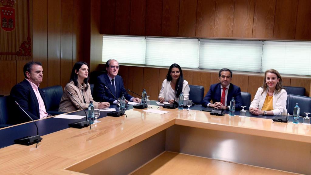 Ángel Gabilondo y Rocío Monasterio con sus respectivos equipos negociadores.