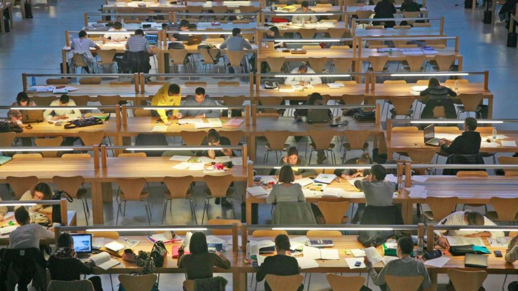 La UDC pone códigos QR en aulas de estudio para el seguimiento de los casos de covid-19