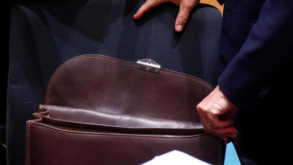 El ministro italiano de Finanzas, Giovanni Tria, abre su cartera en Bruselas.