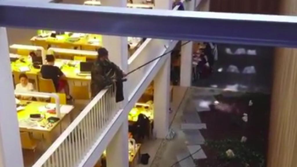 El 'pescador' con su caña en la biblioteca de Santiago de Compostela