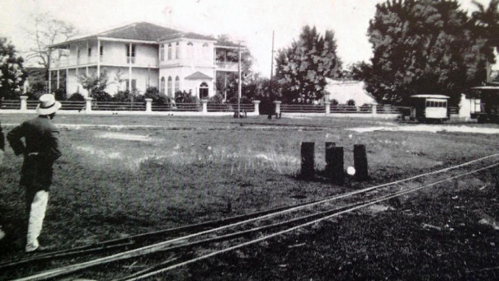 Una de las casas de la Central Manuelita en Cienfuegos, Cuba, 1913.
