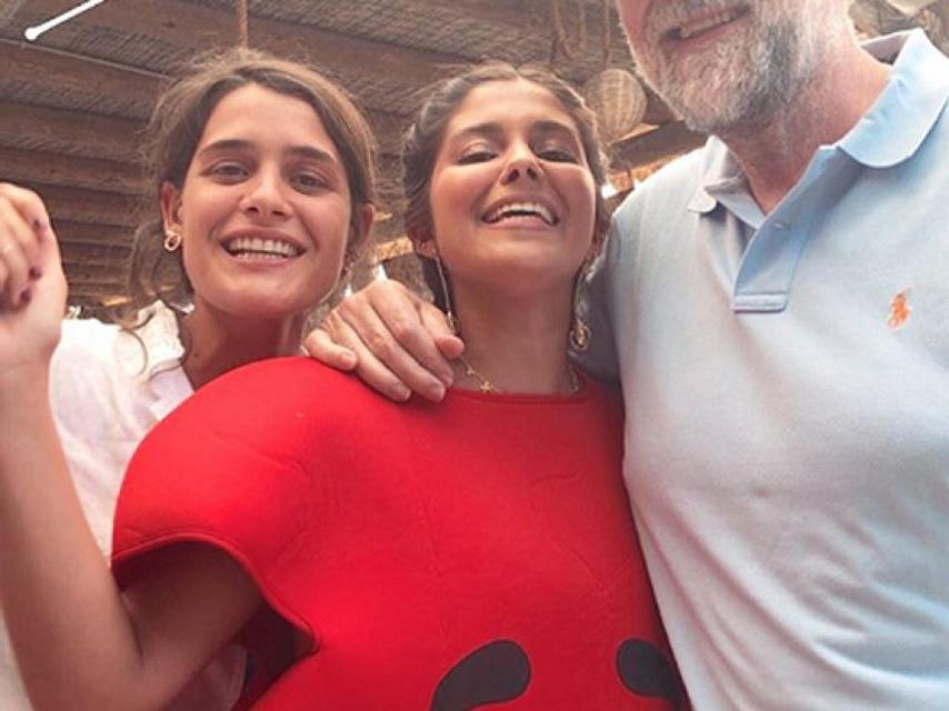 El exmandatario junto a 'la novia' y una amiga.