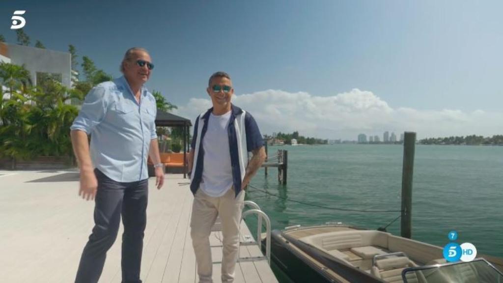 Alejandro Sanz enseñándole a Bertín las vistas de su casa de alquiler.