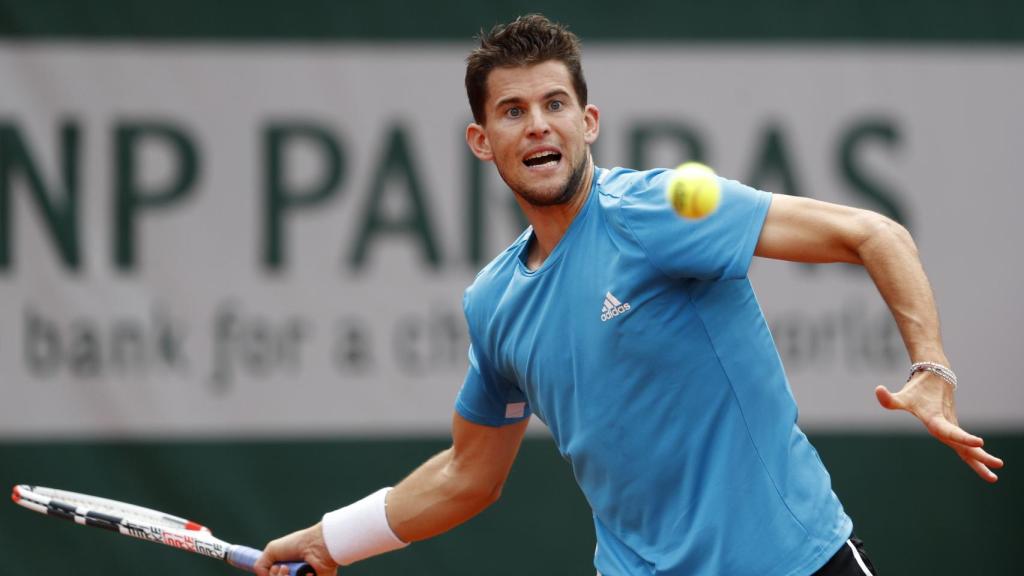 Dominic Thiem golpeando a la pelota desde el fonde de la pista