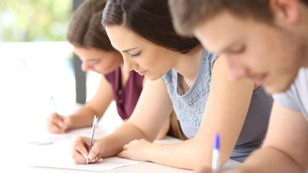 Más de 1.000 alumnos de la UDC firman una petición para suspender los exámenes presenciales