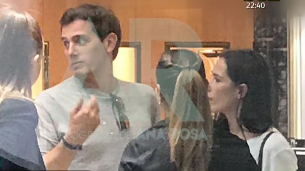Captura del momento en el que 'El programa de Ana Rosa' ha desvelado la primera imagen de Albert Rivera y Malú juntos.