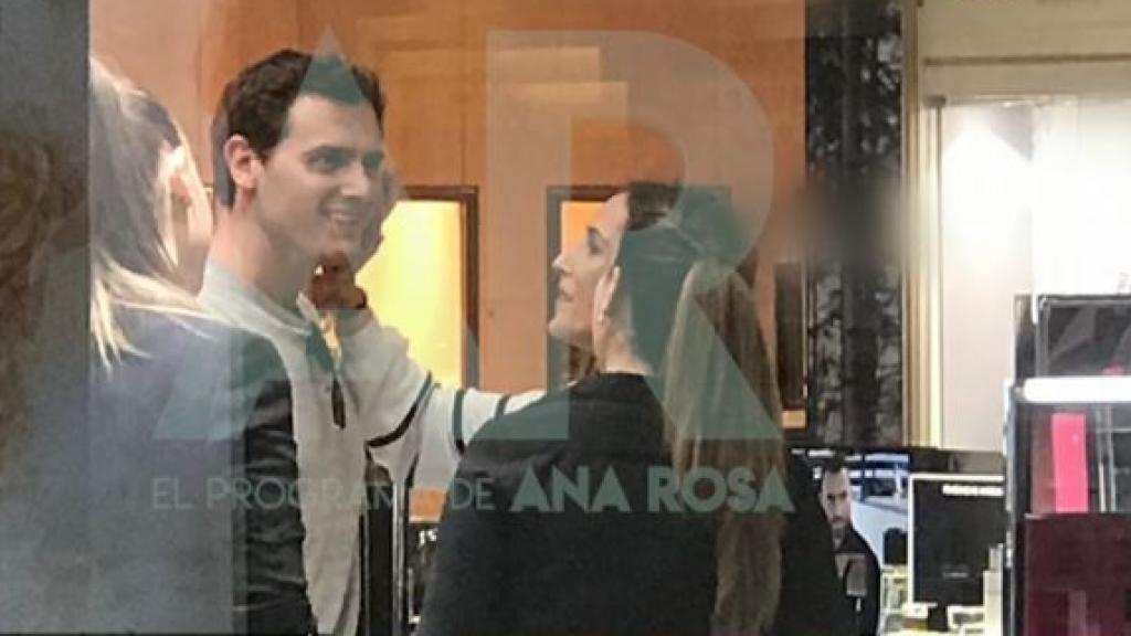 Momento de la caricia de Malú a Albert Rivera, en una imagen publicada por 'El programa de Ana Rosa'.