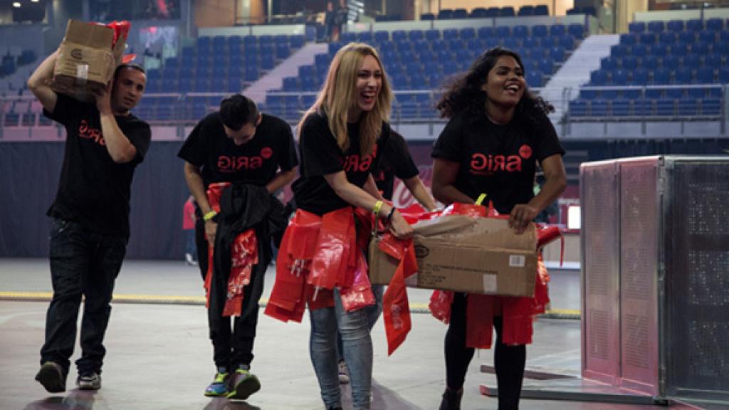 Participantes en GIRA Jóvenes durante el concierto Coca-Cola Music Experience en el WinZink Center de Madrid.