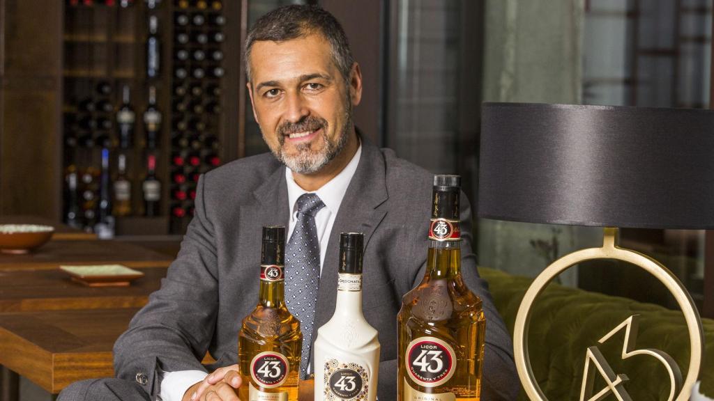 El director general de Zamora Company, Emilio Restoy, posa con Licor 43, una de sus marcas más conocidas.