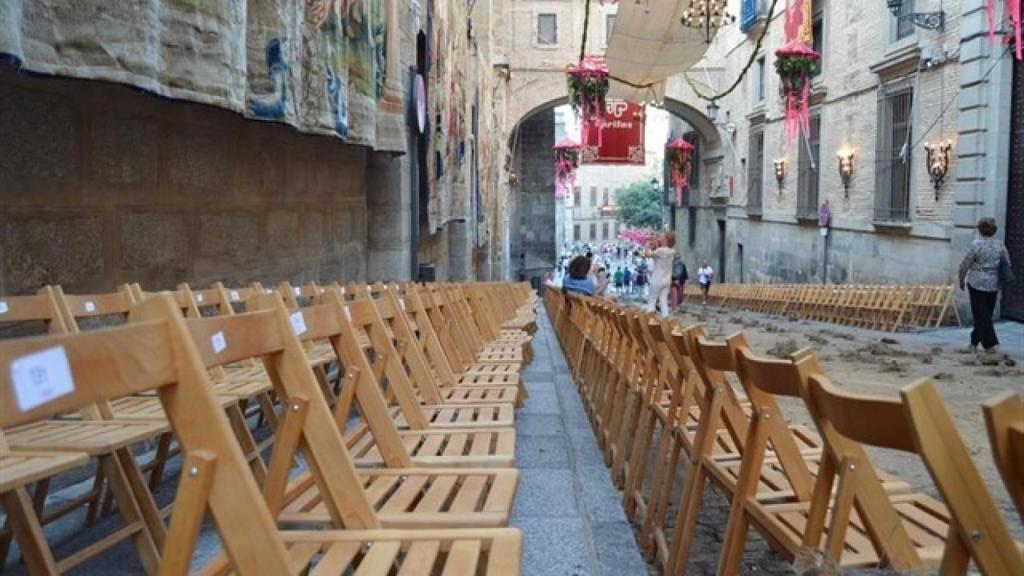 Sillas en el recorrido del Corpus Christi