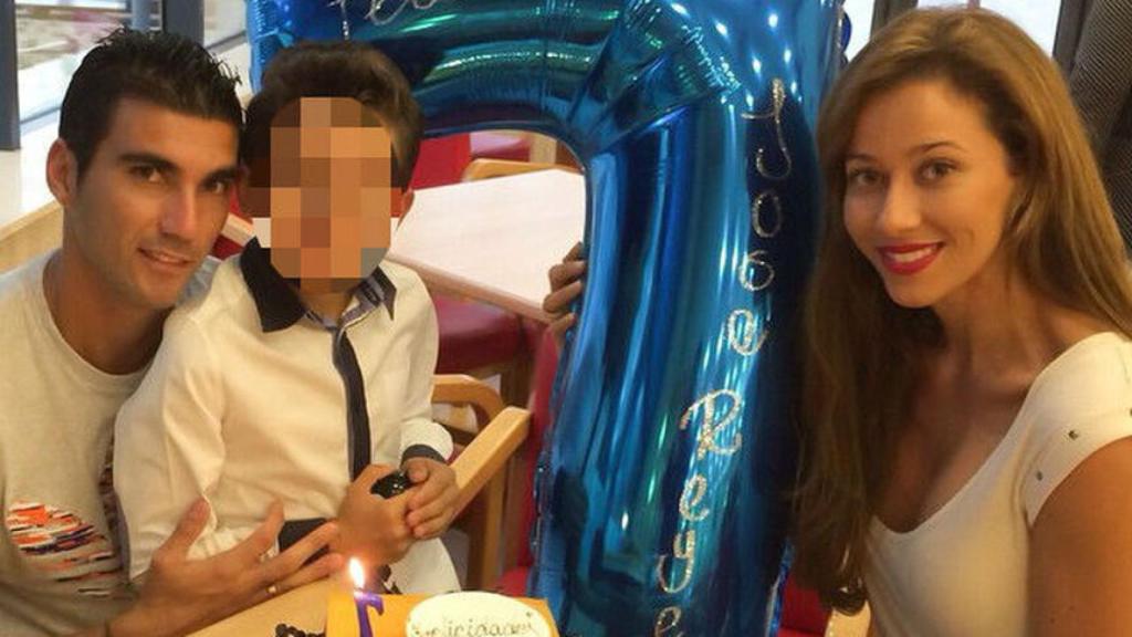 José Antonio Reyes y Ana López en el séptimo cumpleaños de su hijo José Antonio Jr.