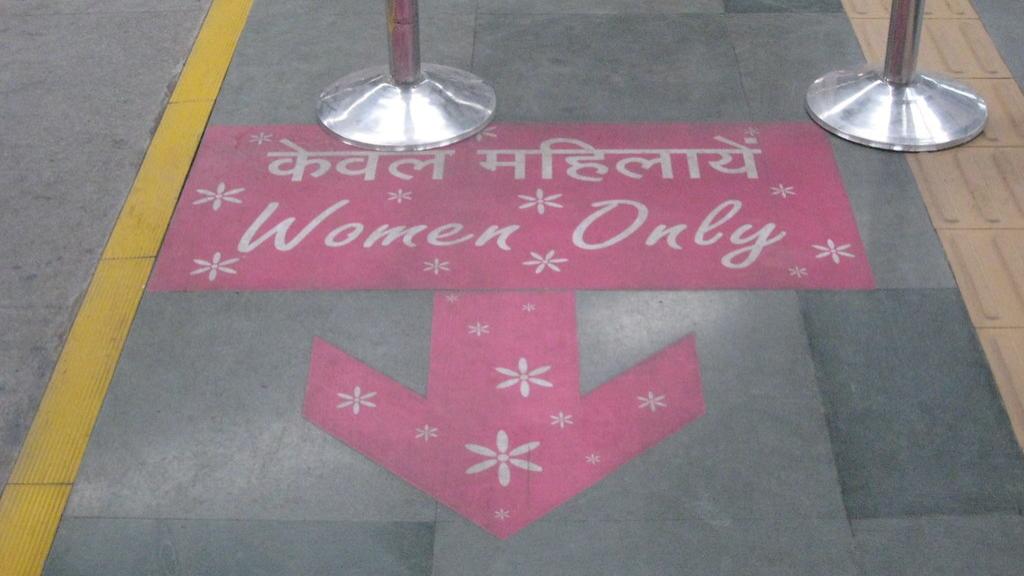 Una fila en la taquilla del cine reservada para mujeres en Delhi.